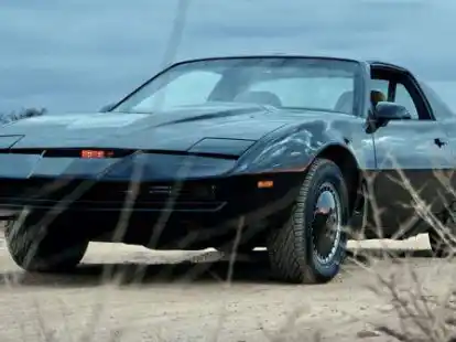 Er kommt: Nicht einmal schlecht ausgebaute Stra&szlig;en k&ouml;nnen K.I.T.T. abhalten, seinen Geburtsort Campen anzusteuern.