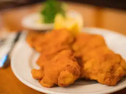 Vor dem Genuss des Wiener Schnitzels ein &bdquo;Eintrittsgeld&ldquo; zahlen? Emder Gastronomen sind da ausgesprochen skeptisch.