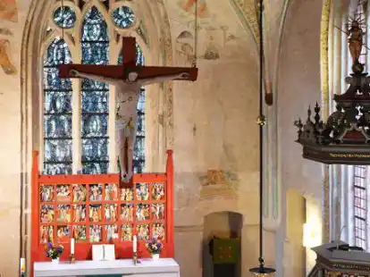 Die frisch restaurierte Ostwand mit ihren Malereien, dem neuen Buntglasfenster und dem Schnitzaltar, der schon 2008 restauriert wurde.