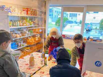 Lebensmittelausgabe beim Hatter B&uuml;fett: Die Ehrenamtlichen brauchen jetzt selbst Hilfe, um die Preissteigerungen verkraften zu k&ouml;nnen.