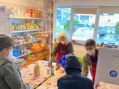 Lebensmittelausgabe beim Hatter B&uuml;fett: Die Ehrenamtlichen brauchen jetzt selbst Hilfe, um die Preissteigerungen verkraften zu k&ouml;nnen.