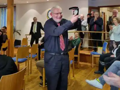 Raus mit Applaus: Der langj&auml;hrige Kreiskantor des evangelisch-lutherischen Kirchenkreises Cloppenburg, J&uuml;rgen L&ouml;bbecke, ist jetzt in den Ruhestand verabschiedet worden.