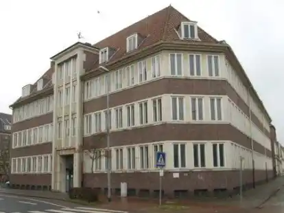 Vor 14 Jahren abgerissen: das Neptunhaus an der Ecke Schweckendieckplatz/Neptunstra&szlig;e. Heute befindet sich dort ein Parkplatz f&uuml;r das Hotel am Delft.