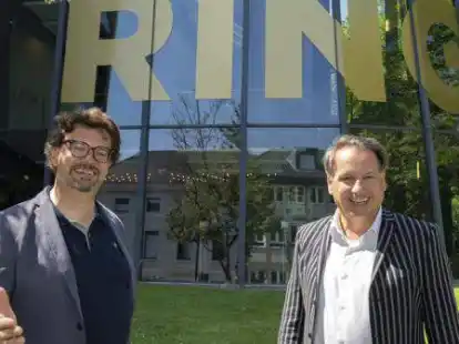 Zwei M&auml;nner, ein Ring: Orchesterdirektor Oliver Kersken (links) und Generalintendant Christian Firmbach auf Oldenburgs Gr&uuml;nem H&uuml;gel.
