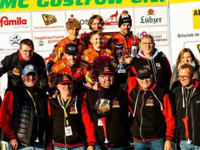 Die Cloppenburg Fighters feierten den zweiten Platz in G&uuml;strow mit den mitgereisten Fans.