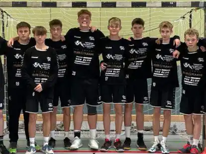 Weiterhin ungeschlagen: die B-Junioren-Handballer der SG Friedrichsfehn/Petersfehn um Trainer Bj&ouml;rn Br&ouml;ckerhoff (links).