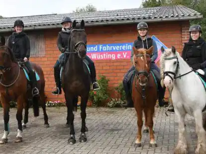 Eine von 21 Mannschaften, die an den Start gingen: Das Team &bdquo;4 Fragezeichen&ldquo; mit (v.l.)Janine Dornieden, Julia Siems, Amelie von Maydell und Mona Emken.