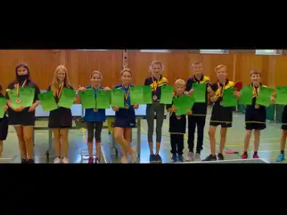 Fr&ouml;hliche Gesichter bei den Kreismeisterschaften der Emder Tischtennis-Szene.