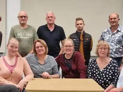 Bringt &bdquo;De Leev, de Frust, de Swiegermudder&ldquo; auf die B&uuml;hne: das Ensemble der Speelk&ouml;ppel Ekern.