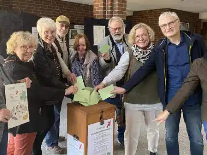 M&ouml;chten zum W&auml;hlen animieren: (von links) Christiana D&ouml;lemeyer sowie die Mitglieder des aktuellen Kreisbehindertenrates Heidelies Iden, Silke Winkler, Ernst-Dieter Hoffhenke, Kerstin Meinen, Michael Grashorn, Annette Grummt, Thomas Schlegel und die Behindertenbeauftragte des Landkreises Rita Rockel.