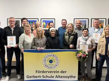 Neuer und alter Vorstand (v.l.): Angelika L&uuml;bbers, Lars Rolfes (Beisitzer), Heinz L&uuml;bbers, Jan Tepe (Beisitzer), Kerstin Brand-K&uuml;ster (stellvertretende Vorsitzende), Eva Banemann (Beisitzerin), Marina Ziklarek (Kassenwartin), Markus Witten (Schriftf&uuml;hrer), Natalie Stelle (Beisitzerin), Christian Kruthoff (Beisitzer), Anja Speckmann (Beisitzerin), Jan L&uuml;bbers (Vorsitzender), Natalia Galimow, Heinrich L&uuml;cking, Schulleiterin Angelika Tiedeken und Stefan Anneken