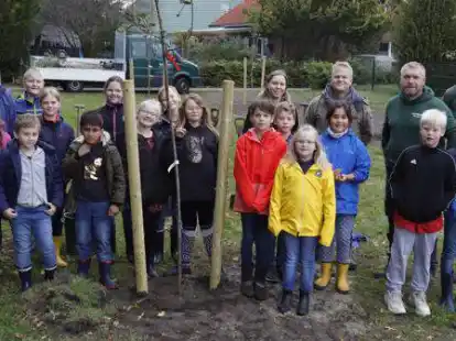 Sch&uuml;lerinnen und Sch&uuml;ler der Grundschule Sonnentau in Elisabethfehn pflanzten auf der Streuobstwiese an der Pirolstra&szlig;e jetzt Obstb&auml;ume. Landschaftsbauer Stephan Wienken (2. von rechts) half dabei.