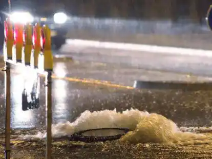 Eine Stra&szlig;e wird in der Nacht vom starken Regen &uuml;berflutet. Bild: Sven Grundmann/dpa