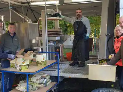 Apfelsaft f&uuml;r den Kindergarten &bdquo;Regenbogenland&ldquo;: In Gro&szlig;enkneten engagierten sich (von links) Peter St&ouml;hr und Michael Eger (beide B&uuml;rgerverein), Saftpresser Oliver Schmale sowie Insa Brandes und Uwe Hinrichs (beide B&uuml;rgerverein).