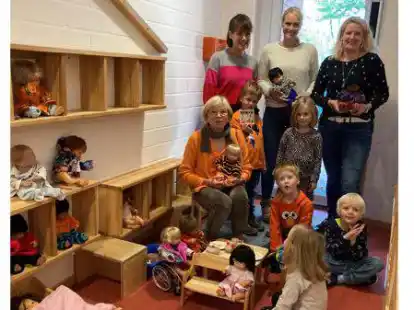 Freuen sich &uuml;ber das Puppenhaus: Susanne Dr&uuml;ding (hinten, von links), Ines Luthmann und Kirsten H&uuml;lskamp (F&ouml;rderverein), Elisabeth Terwelp (B&uuml;rgerstiftung, Mitte von links) Michel Dr&uuml;ding, Sophie Jan&szlig;en (vorne, von links), Klaas P&ouml;hler, Lutz H&uuml;lskamp und Fritzi Meyer (vorne).