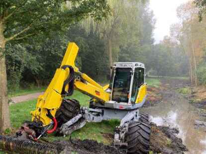 Mit einem Schreitbagger wurde die Witteb&auml;ke in Eversten von Schlamm und Pflanzen befreit.