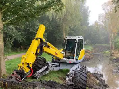 Mit einem Schreitbagger wurde die Witteb&auml;ke in Eversten von Schlamm und Pflanzen befreit.