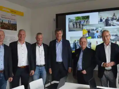 Auch Rektor Dirk Zumdohme, B&uuml;rgermeister Michael Kramer, der stv. Landrat Johannes Kalvelage, Schirmherr Dr. Rainer Langner, Initiator Herbert Feldkamp, Dr. Aloys Klaus (Kleebaum-Stiftung) und Heidjer Schwegmann, stv. Vorsitzender des Vereins Pfiffikus, lie&szlig;en sich den Gang durch die neuen R&auml;ume nicht entgehen.