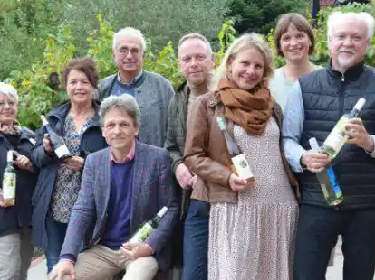 <p>Bei der symbolischen &Uuml;bergabe des Reinerl&ouml;ses im &Ouml;kowerk (v.l.):Gisela Kaufmann, Gabriele K&ouml;sters (beide Inner Wheel Club Ostfriesland), Dr. Stefan Borchardt, Frank M&auml;lzer (beide Rotary Club Emden), Ihno Groeneveld (Lions Club Emden), Leonie Tempel (Lions Club Emden Friesische Freiheit) sowie Dr. Katharina Mohr und Eckhard Lukas (beide &Ouml;kowerk Emden).</p>
