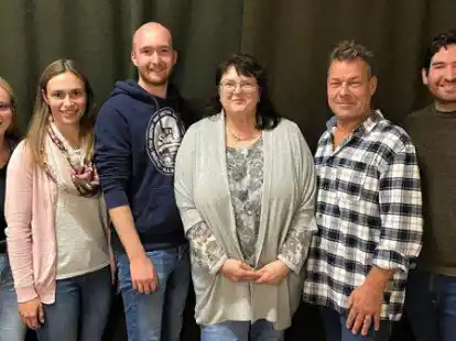 Das ist der neue Vorstand des Blasorchesters Rodenkirchen: (von links) Svantje Eilers, Astrid Eilers, Bj&ouml;rn Meyer, Jutta Menze, der neue Vorsitzende Wilfried M&uuml;chler und Benedikt Moch. Es fehlt Kirsten M&ouml;bus.