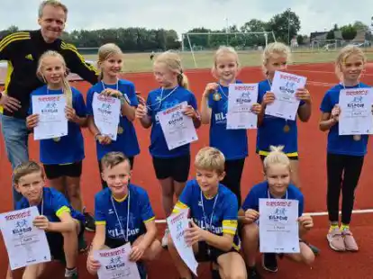 Sieger des KiLa-Cup-Kreisentscheids CLP: Die &bdquo;Flotten Bienen&ldquo; aus L&ouml;ningen mit Urkunden, Medaillen und Siegershirts (hinten, v.l.): Trainer Ansgar Pelster, Anni T&ouml;nnies, Antonia Breher, Greta Moorkamp, Hanne Gesen, Lia Wieborg, Olivia Koch, (vorne, v.l.) Leon Schrand, Bastian Paals, John Korfhage, Constantin Schulz).