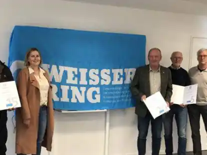 Arbeiten f&uuml;r den &bdquo;Weissen Ring&ldquo;: Karl-Heinz Langner (rechts) gratulierte (von links) Andreas Bonk, Mareike W&uuml;bben, Harald Nienaber und Gerd Dumstorff.