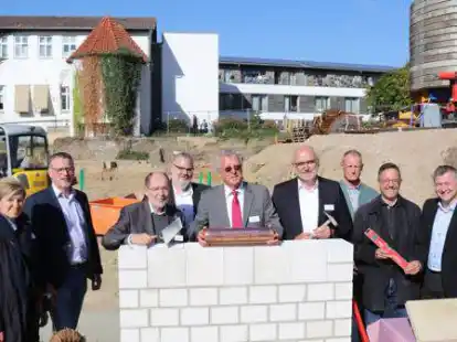 Grundsteinlegung beim Krankenhaus Johanneum: Mit von der Partie waren (von links) Pflegedienstleiterin Maria Zewuhn, B&uuml;rgermeister Jens Kuraschinski, Pfarrer Ludger Brock, Architekt Henning Rosner, Martin Kossen von der Stiftung Johanneum, Krankenhaus-Verwaltungsleiter Hubert Bartelt, der &Auml;rztliche Direktor Dr. Alexander Terzic, Dr. Boris Robbers vom Gesundheitsministerium in Hannover und Landrat Dr. Christian Pundt.