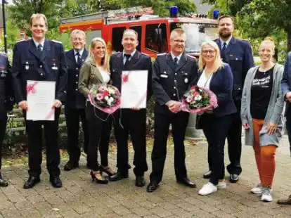 Urkunden erhielten der neue Sager Ortsbrandmeister Christian Runge und der neue stellvertretende Gro&szlig;enkneter Ortsbrandmeister Tino Oltmann. Zu ihrer offiziellen Ernennung trafen sich (von links) Ralf Teutenberg (Ortsbrandmeister Gro&szlig;enkneten), Tino Oltmann, Thorsten Schnitger (Gemeindebrandmeister), Verena und Christian Runge, der ausgeschiedene Sager Ortsbrandmeister Maik Poppe mit Tanja Poppe, Kevin Engler (stellvertretender Gemeindebrandmeister), Nadine Ernst (Gemeindeverwaltung) und Thorsten Schmidtke (B&uuml;rgermeister).