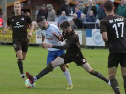 Abgeblockt: Der SSV Jeddeloh um Miguel Fernandes (am Ball) musste sich nach f&uuml;nf Ligaspielen ohne Niederlage wieder geschlagen geben.