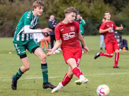 In dieser Saison noch sieglos: Tilmann Kumpf (rotes Trikot) und die B-Junioren des VfL Stenum