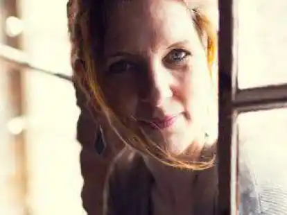 Tritt im &bdquo;Kultur hinterm Feld&ldquo; in Rhade auf: Sabine Hermann.