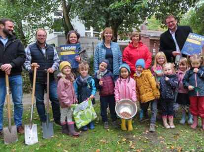 Kurz, bevor es losging: Jannes Utecht (BEE), Oliver van Grieken und Wilma Wermuth (Fachdienst Gemeinwesen), Erzieherin Erika Wehuis, die stellvertretende Kita-Leiterin Doris Linkert und OB Tim Kruithoff mit einem Teil der Nachwuchsg&auml;rtner von der Schwabenstra&szlig;e. BILD: Gaby Wolf