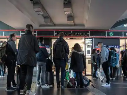 Ausgerechnet zum Start ins Wochenende werden unz&auml;hlige Bahnreisende am Samstag ausgebremst. Grund war ein Sabotageakt gegen die Deutsche Bahn.