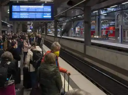 Nachdem am Samstag ein Sabotage-Akt den Schienenverkehr in Norddeutschland und Teilen NRWs lahm legte, fragen sich nun vielem Menschen, wie sicher das hiesige Schienennetz ist.