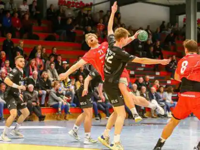 Schmerzhaft ausgebremst wurde die favorisierte SG VTB/Altj&uuml;hrden (rote Trikots) im Derby vor heimischer Kulisse gegen den Elsflether TB.