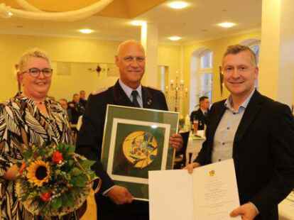 Urkunde, Grafik und Blumen gab&rsquo;s zum Abschied: Landrat Christian Pundt (von rechts) dankte dem scheidenden Kreisbrandmeister Andreas Tangemann und seiner Frau Maria.