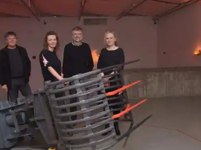Die Bilder zeigt die K&uuml;nstlerin Katja Aufleger (2.v.l.) mit Michael Diers (Wilhelmshaven Touristik & Freizeit GmbH), Christoph Goritz (Verein der Kunstfreunde f&uuml;r Wilhelmshaven e.&nbsp;V.) und Petra Stegmann (Kunsthalle Wilhelmshaven).