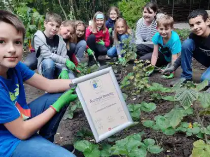 Die Kinder aus der Garten-AG des Nordenhamer Gymnasiums freuen sich &uuml;ber die Auszeichnung &bdquo;Umweltschule in Europa&ldquo;.
