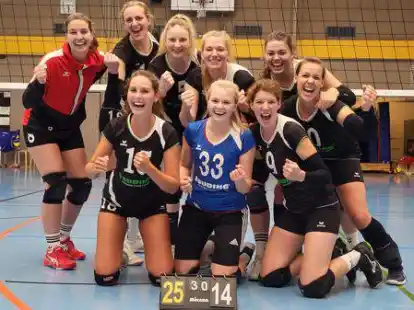 Die Verbandsliga-Volleyballerinnen des SV Cappeln freuen sich &uuml;ber ihren ersten Saisonsieg.