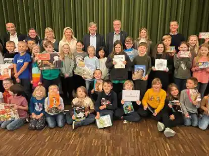B&uuml;cher-Bescherung: Der Rotary-Club Varel-Friesland erf&uuml;llte vier Schortenser Grundschulen ihre B&uuml;cherw&uuml;nsche.
