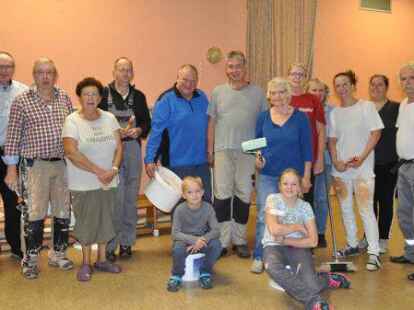 B&uuml;rgermeister Harald Stindt (links) dankte dem Maler-Team des B&uuml;rgervereins Kleinensiel f&uuml;r seinen Einsatz.
