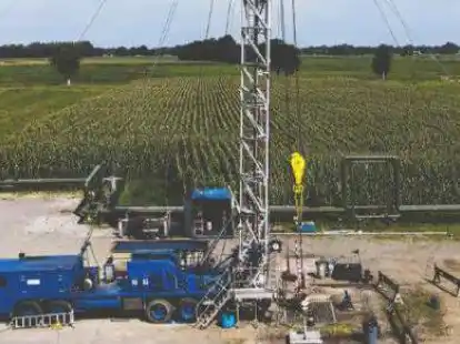 Wird verf&uuml;llt: die stillgelegte Erdgasbohrung D&ouml;tlingen T1 s&uuml;dlich von Moorbek.