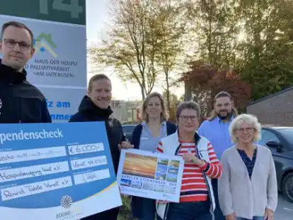 Der Service-Club &bdquo;Round Table&ldquo; hat 6.000 Euro f&uuml;r die Hospizbewegung Varel gespendet:  Jan Karu&szlig;eit und Malte Winkler (Pr&auml;sident und Schatzmeister von Round Table), Kim Friedrichs (Presse- und &Ouml;ffentlichkeitsarbeit Mission Lebenshaus), Anke K&uuml;ck und Birgit Seemann (Vorsitzende und Koordinatorin Hospizbewegung Varel), dahinter Maik Hinrichs, Leiter des Hospiz am Wattenmeer