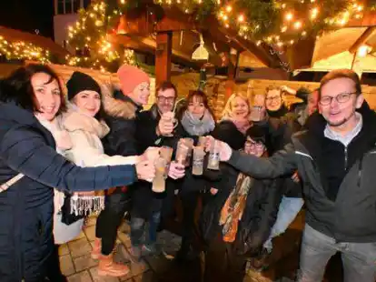 Der Huder &bdquo;Winterzauber&ldquo;-Markt mit seiner besonderen Atmosph&auml;re ist ein beliebter Treffpunkt.