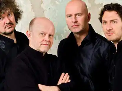 Das European Guitar Quartet um Zoran Dukic (von links), Pavel Steidl, Thomas Fellow und Reentko Dirks er&ouml;ffnet am 26. Oktober mit einem Konzert die 26. Neuenburger Gitarrentage in der Schlosskapelle Neuenburg. Aufgrund der gro&szlig;en Nachfrage spielt das Ensemble dort am 27. Oktober noch ein Zusatzkonzert.