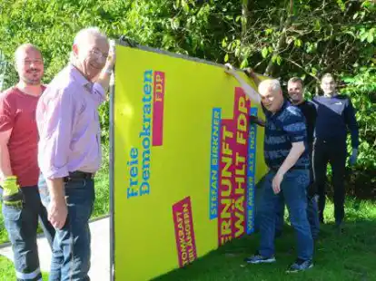 In Lemwerder bauten die Freidemokraten noch am Wahltag die Wahlplakate ab.