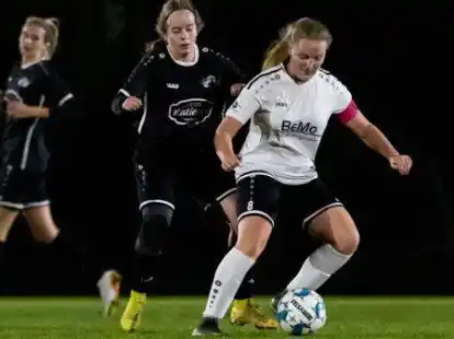 Die FSG Gehlenberg-Neuvrees/Hilkenbrook/Rastdorf um Kapit&auml;nin Alina V&ouml;lker (rechts) gewann das Kreisderby bei der SG Hemmelte/Lastrup/Kneheim (dunkle Trikots).