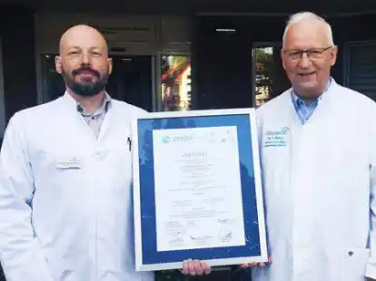Hendrik Schrey und drs. (NL) Dr. Tom Berg (von links) freuen sich &uuml;ber die Auszeichnung des Endoprothetikzentrums. Foto: Krankenhaus Damme