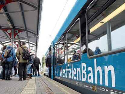 Auch die Z&uuml;ge der Westfalenbahn erreichten den Emder Bahnhof am Sonnabend mit teilweise gro&szlig;er Versp&auml;tung.
