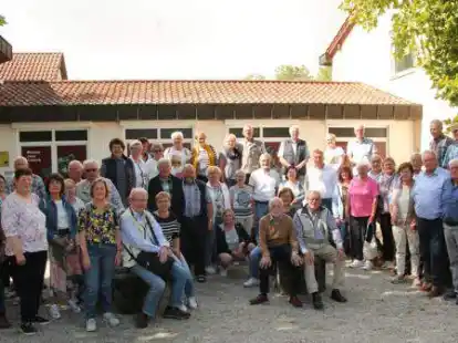War der Heimatgeschichte auf der Spur: die Garreler Gruppe vor dem Informationszentrum im Europ&auml;ischen Kulturpark Bliesbruck-Reinheim.